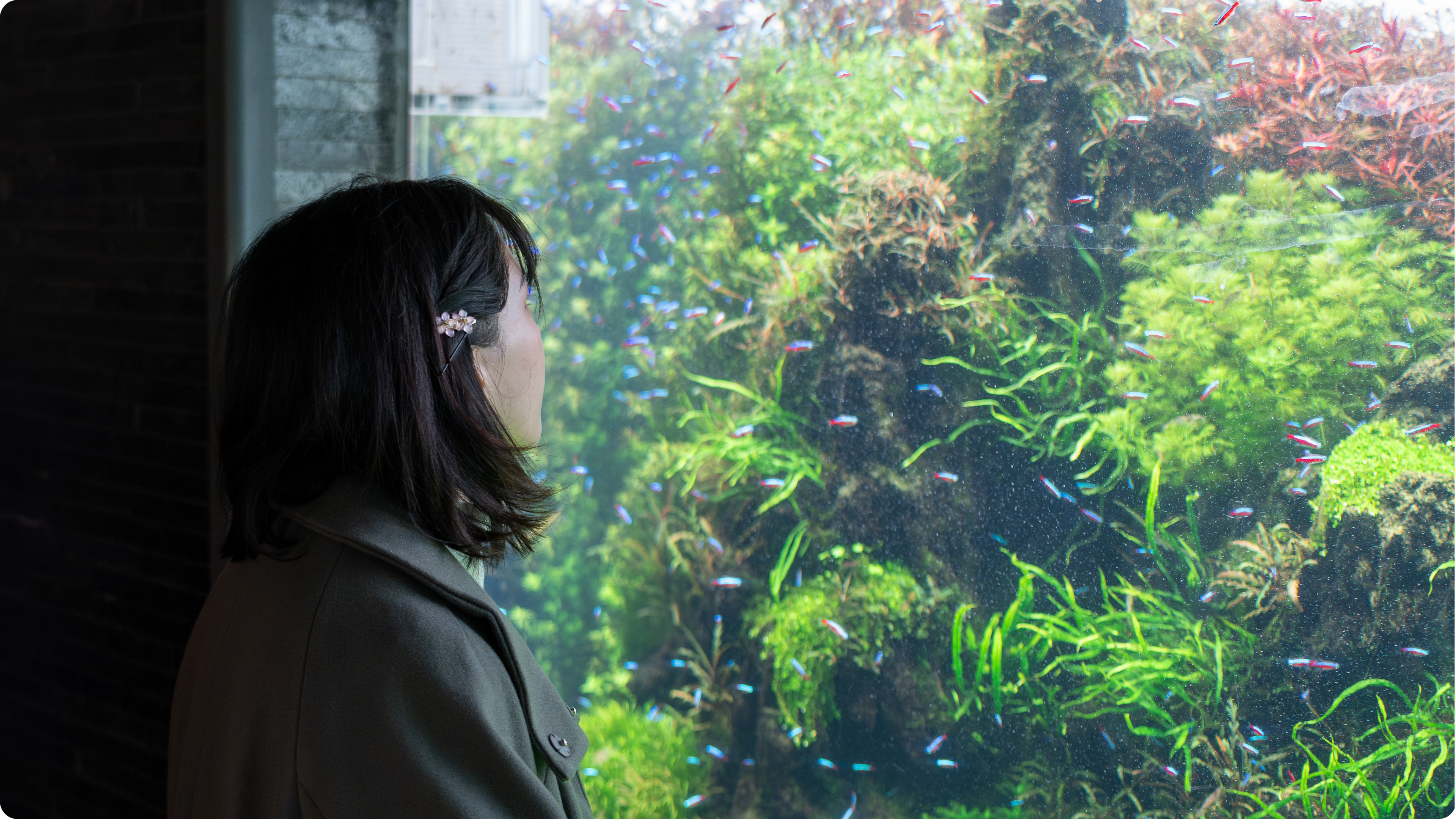 Anne posing in front of a huge aquarium